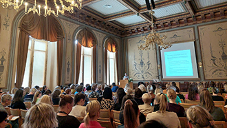 Hyvien väestösuhteiden foorumin yleisöä Kuopion kaupungintalon juhlasalissa.