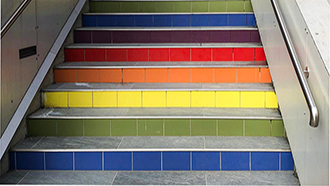 Sateenkaaren värein maalatut portaat.
