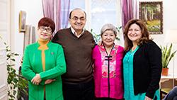 Kolme naista ja mies seisovat yhdessä rivissä. Kuva Katja Tahja.