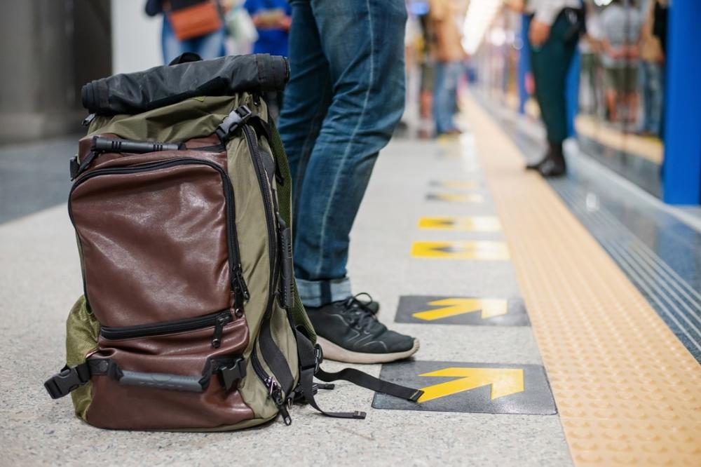 Jalat ja matkalaukku metroasemalaiturilla