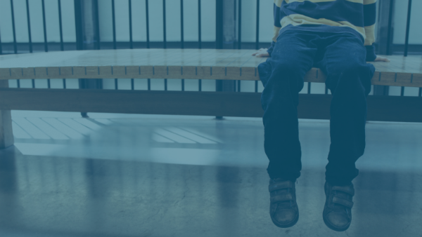  A child is sitting on a bench. 