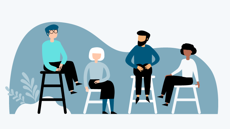  Personer sitter i stolar av olika höjd. 