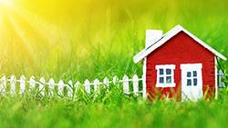 Punainen talo nurmella